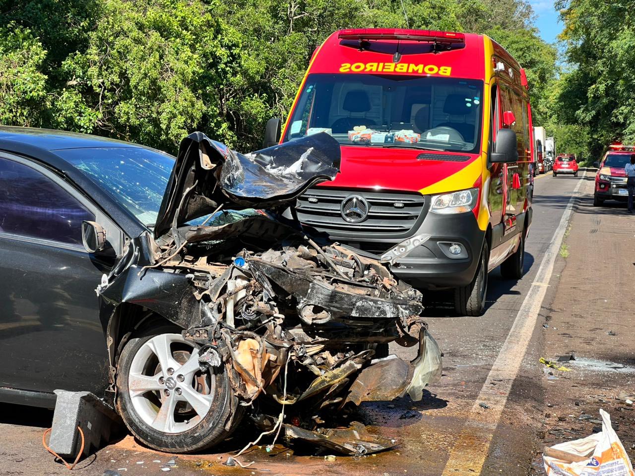 COLISÃO FRONTAL ENTRE DOIS CARROS, DEIXA DUAS PESSOAS EM ÓBITO E OUTRAS DUAS FERIDAS, NA PR-323
