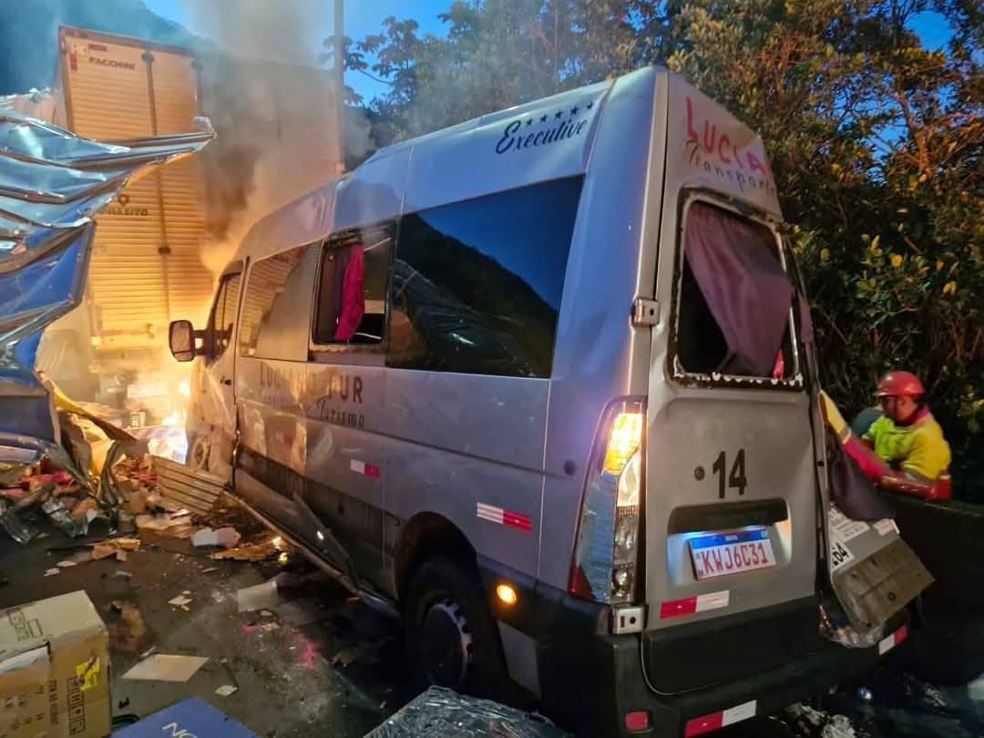 Família de Prudentópolis que viaja de van para visitar o parque Beto Carreiro se envolve em grave acidente