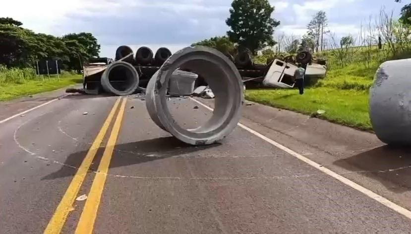 EM COLISÃO, CAMINHÃO TOMBA E CARGA DE TUBOS DE CONCRETO FICA ESPALHADA NA PR-323