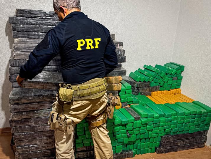 MOTORISTAS FOGEM A PÉ, E ABANDONAM DOIS VEÍCULOS COM MAIS DE UMA TONELADA DE DR0GAS