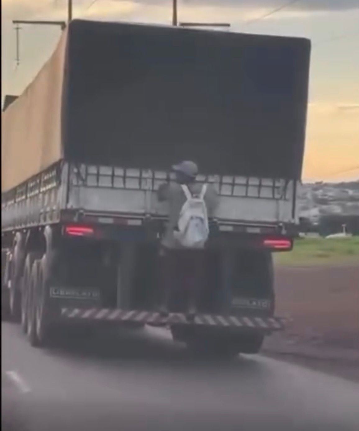 HOMEM ARRISCA A PRÓPRIA VIDA EM PEGAR “RABEIRA”