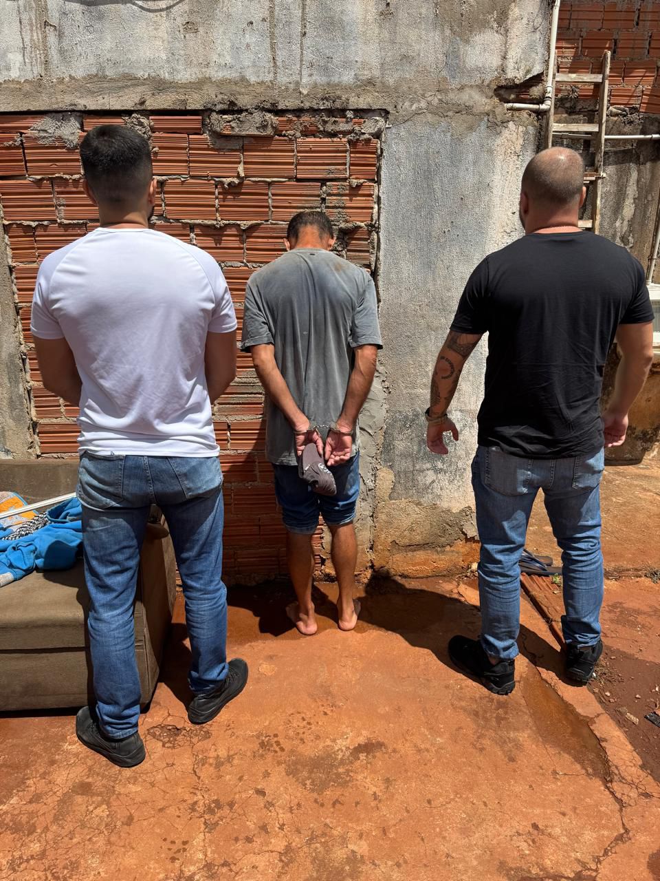 POLÍCIA CIVIL DE CAMPO MOURÃO PRENDE HOMEM FORAGIDO DA JUSTIÇA