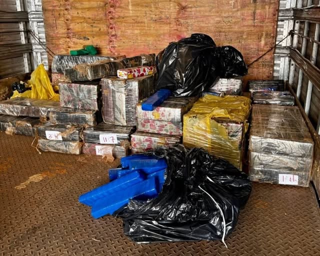 FLORESTA: PM apreende 505 kg de maconha em caminhão na PR-317