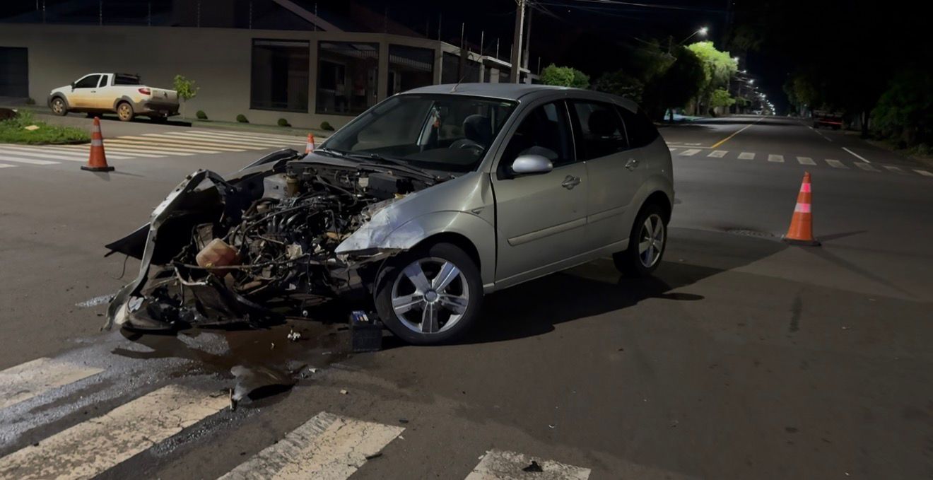 Colisão grave no centro deixa motorista em estado crítico em Campo Mourão