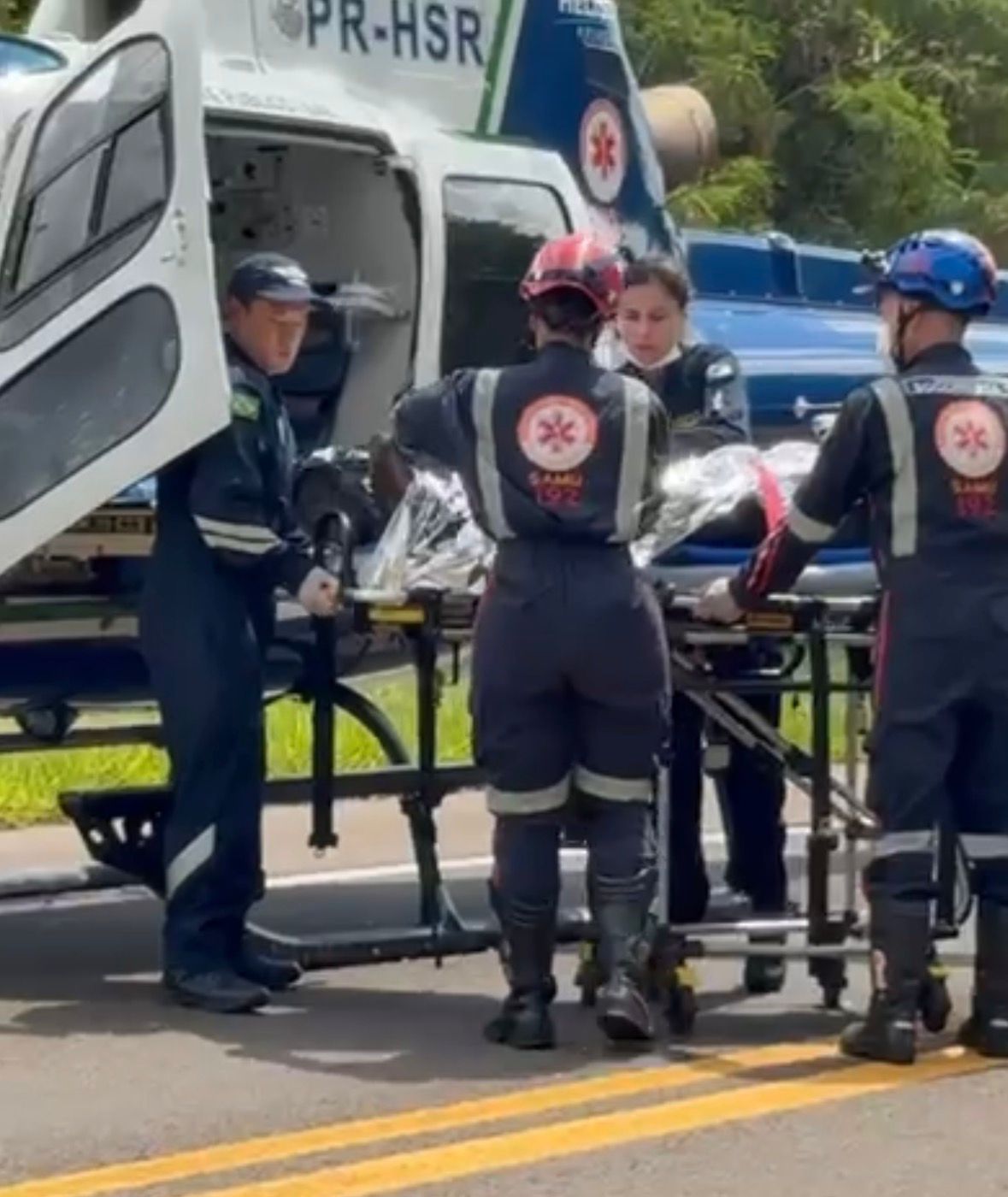CAMINHONEIRO FICA PRESO AS FERRAGENS APÓS TOMBAMENTO DE CAMINHÃO