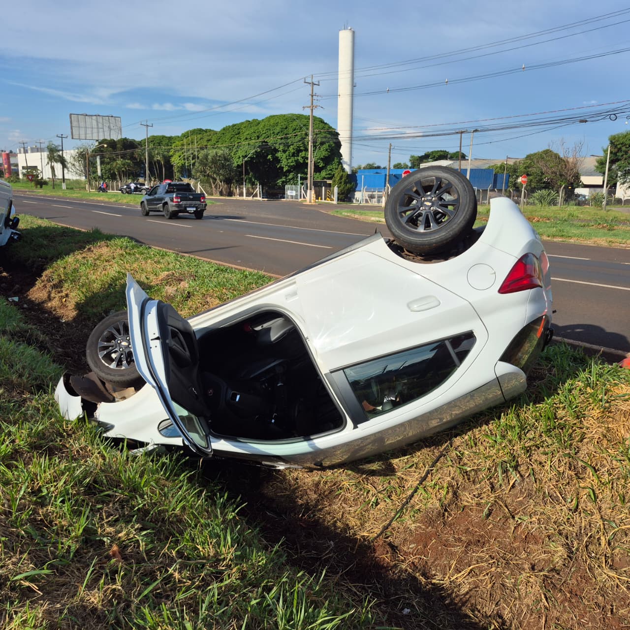 MULHER FICA FERIDA APÓS ACIDENTE NA PR-317; CARRO CAPOTOU