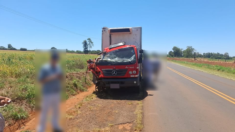 PASSAGEIRO FICA FERIDO, APÓS CAMINHÃO SAIR DA PISTA E COLIDIR CONTRA BARRANCO, NA PR-463