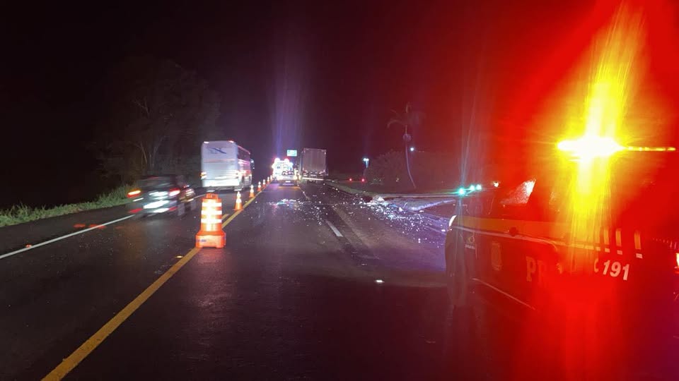 MOTORISTA NÃO RESISTE E ENTRA EM ÓBITO, APÓS COLISÃO TRASEIRA ENTRE DOIS CAMINHÕES, NA BR-153