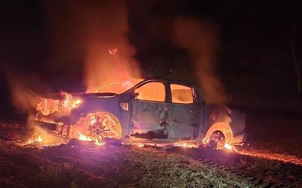 CAMINHONETE FICA DESTRUÍDA POR FOGO, APÓS MOTORISTA PASSAR MAL AO VOLANTE E PARAR O VEÍCULO