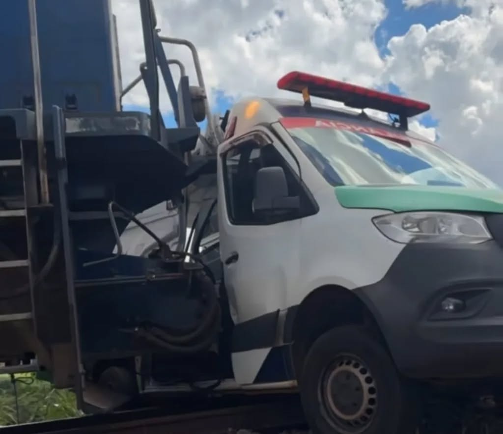 VALE DO IVAÍ: Ambulância de São Pedro do Ivaí é atingida por trem em Jandaia do Sul e ocupantes ficam feridos