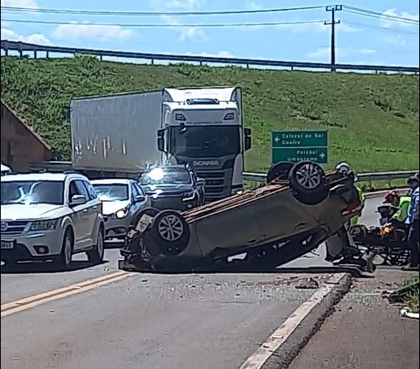 MULHER FICA FERIDA EM CAPOTAMENTO DE VEÍCULO, NO ENTRONCAMENTO ENTRE A RODOVIA PR-323 COM A PR-486