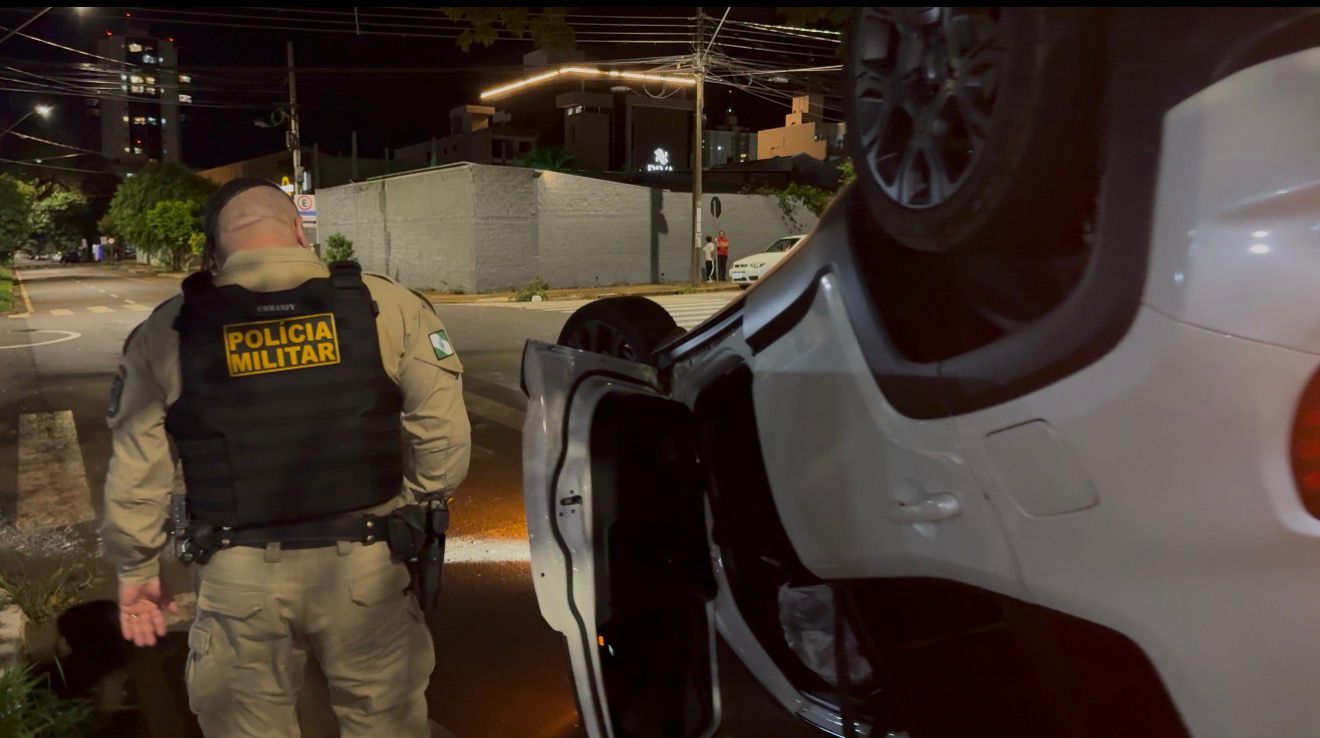 Colisão contra árvore seguido de capotamento em Campo Mourão