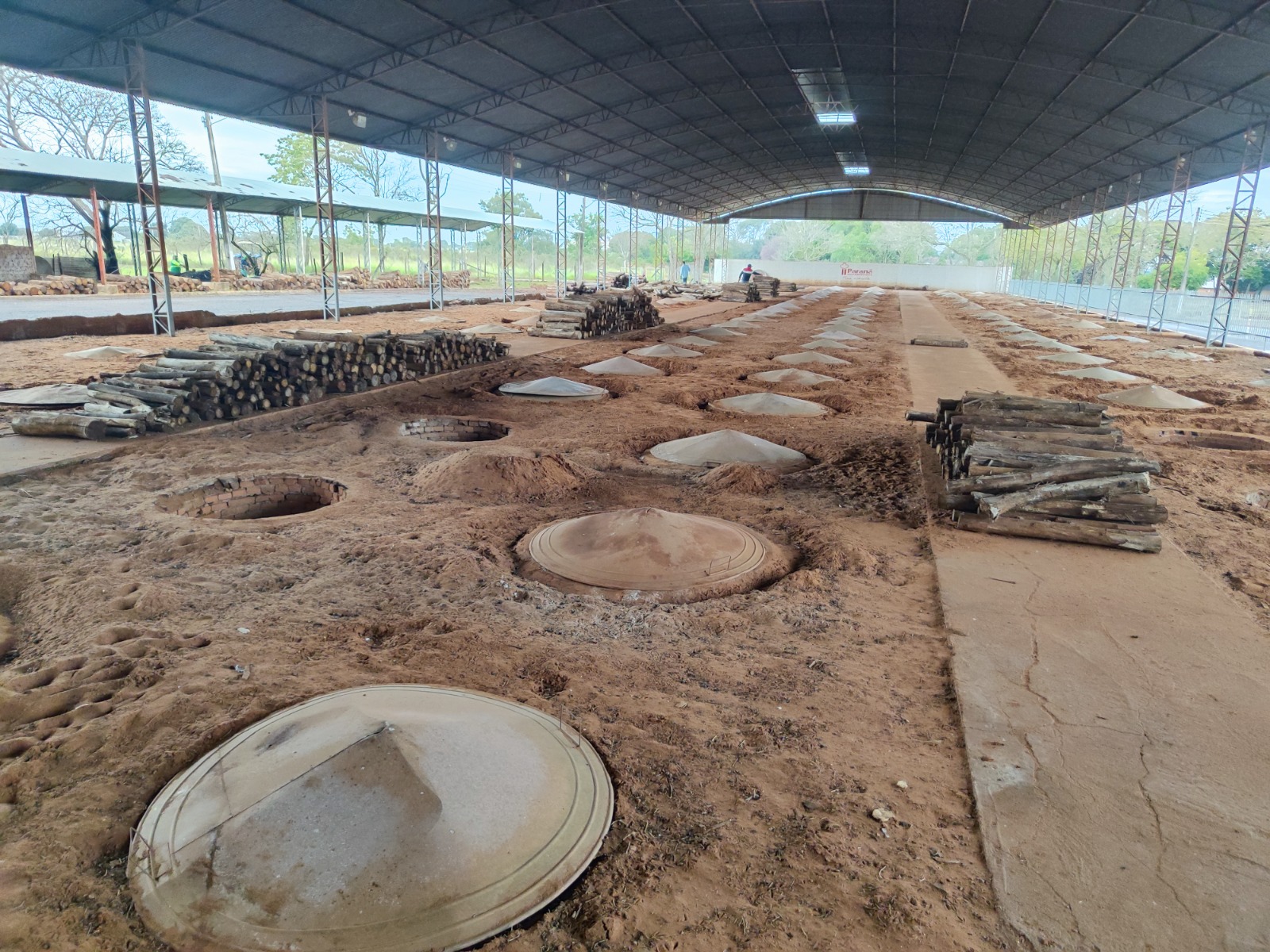 Pavilhão coberto no Parque de Exposições abriga 160 buracos para cozinhar o Carneiro