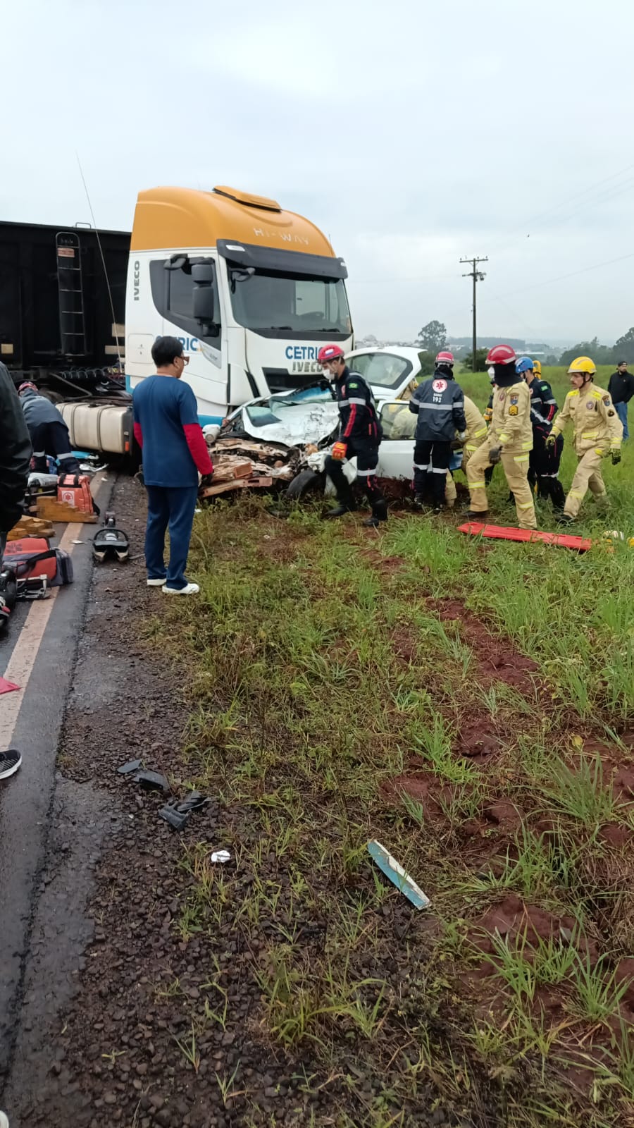 COLISÃO VIOLENTA ENTRE CARRO E CAMINHÃO, DEIXA DUAS PESSOAS EM ÓBITO E OUTRAS TRÊS FERIDAS, NO DISTRITO DE SÃO LOURENÇO, EM CIANORTE