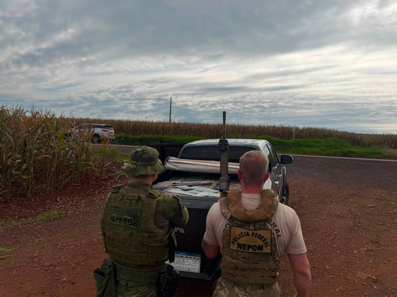 MOTORISTA FOGE À PÉ E ABANDONA CAMINHONETE ADULTERADA, CARREGADA COM MAIS DE UMA TONELADA DE M4C0NHA