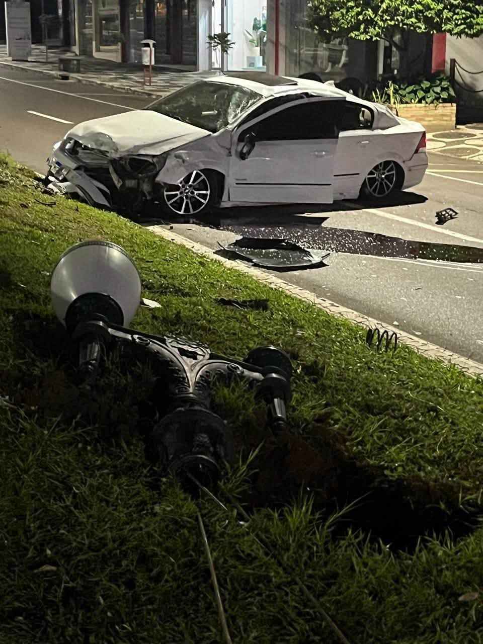 HOMEM FICA FERIDO, APÓS COLISÃO ENTRE DOIS AUTOMÓVEIS