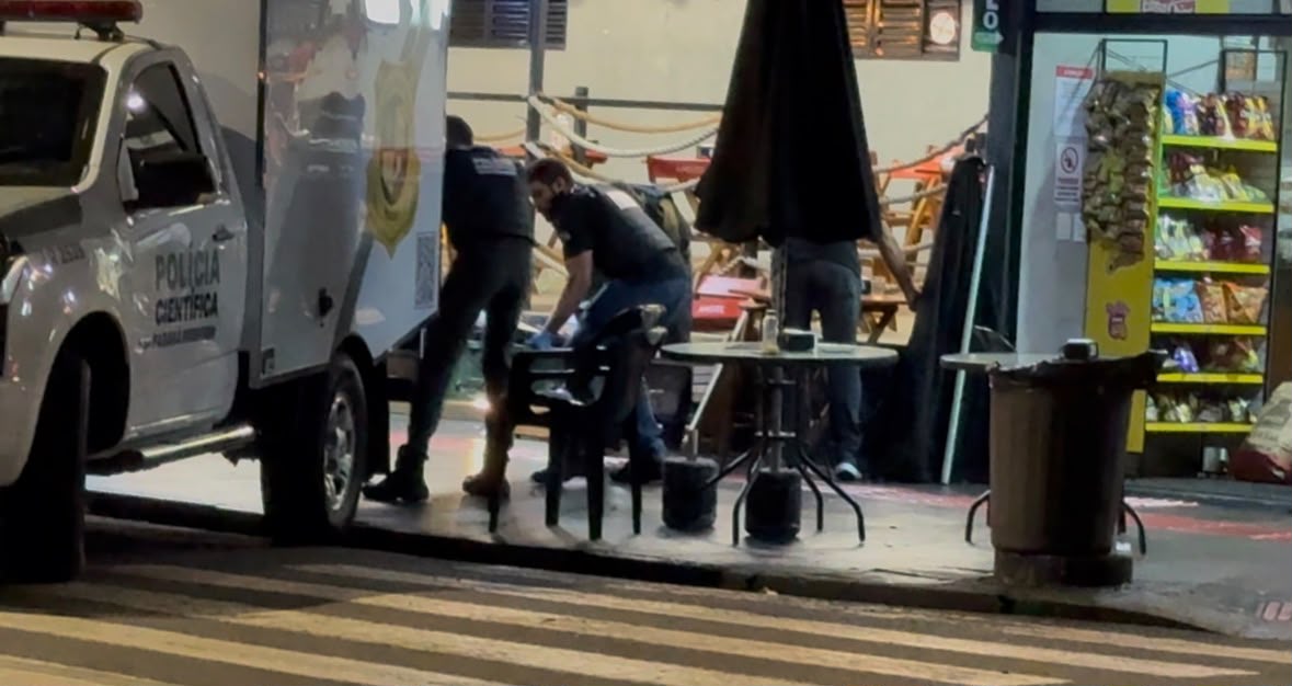 HOMEM ABRE FOGO EM CONVENIÊNCIA, MATA DUAS PESSOAS E FERE QUATRO