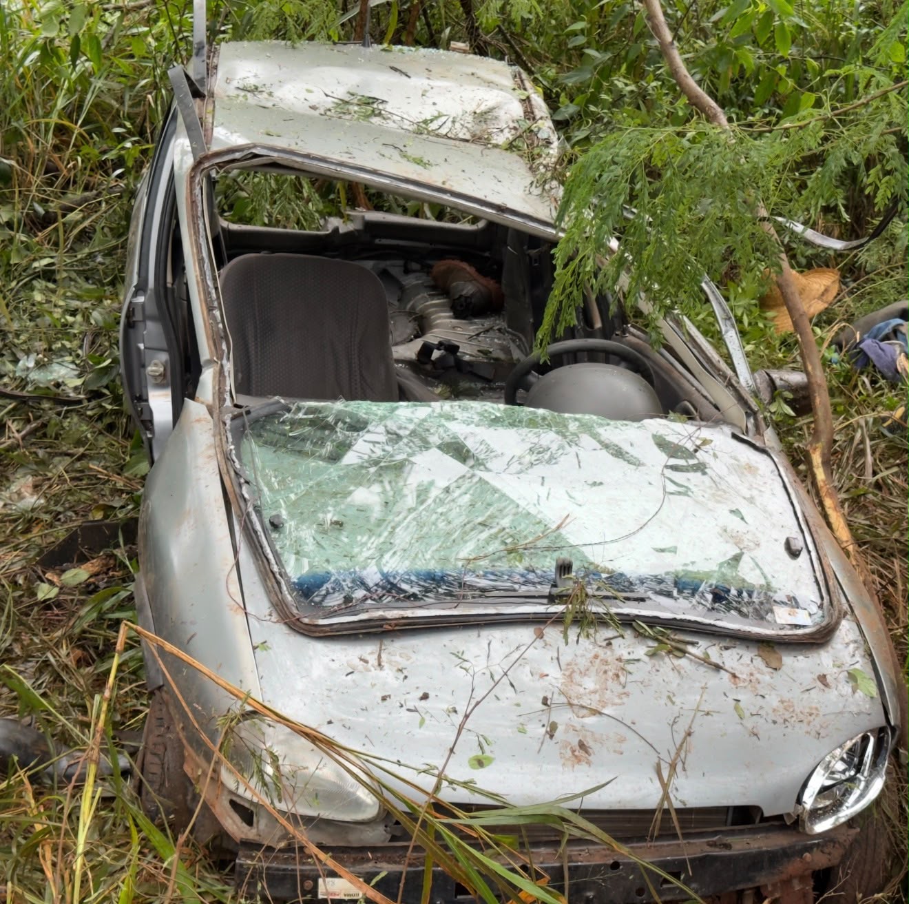 Motorista fica ferido após perder controle de Corsa e parar em barranco na PR-487 em Campo Mourão