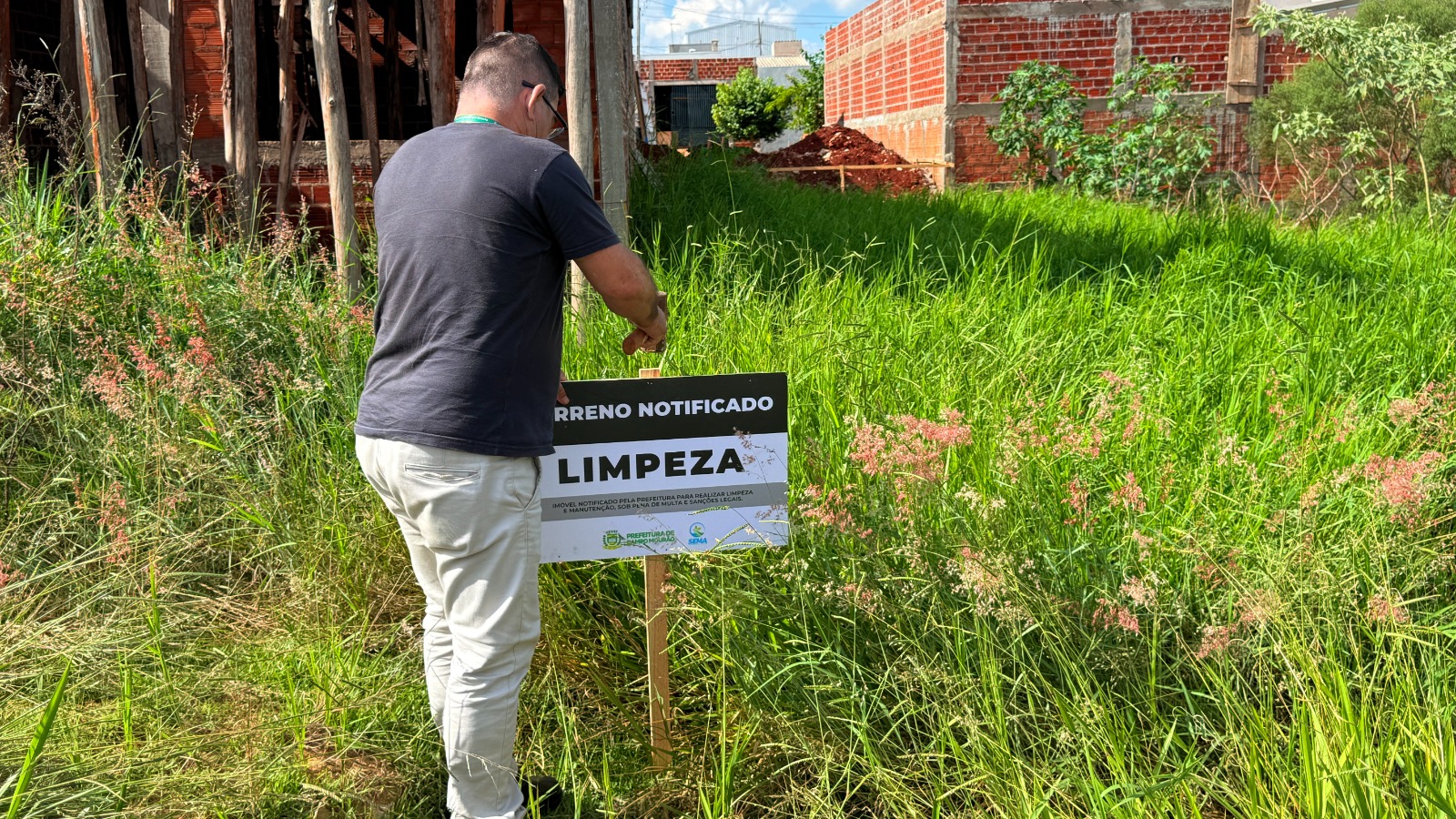 Prefeitura de Campo Mourão emite novas multas por falta de limpeza em terrenos